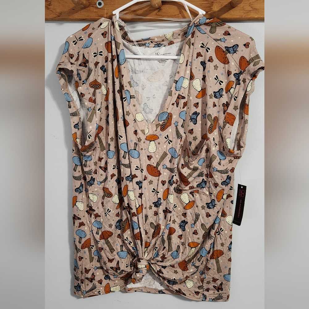 Womens No Boundaries Knotted Tshirt